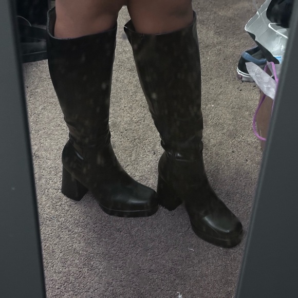 Elegant Black Knee-High Boots - Picture 1 of 16